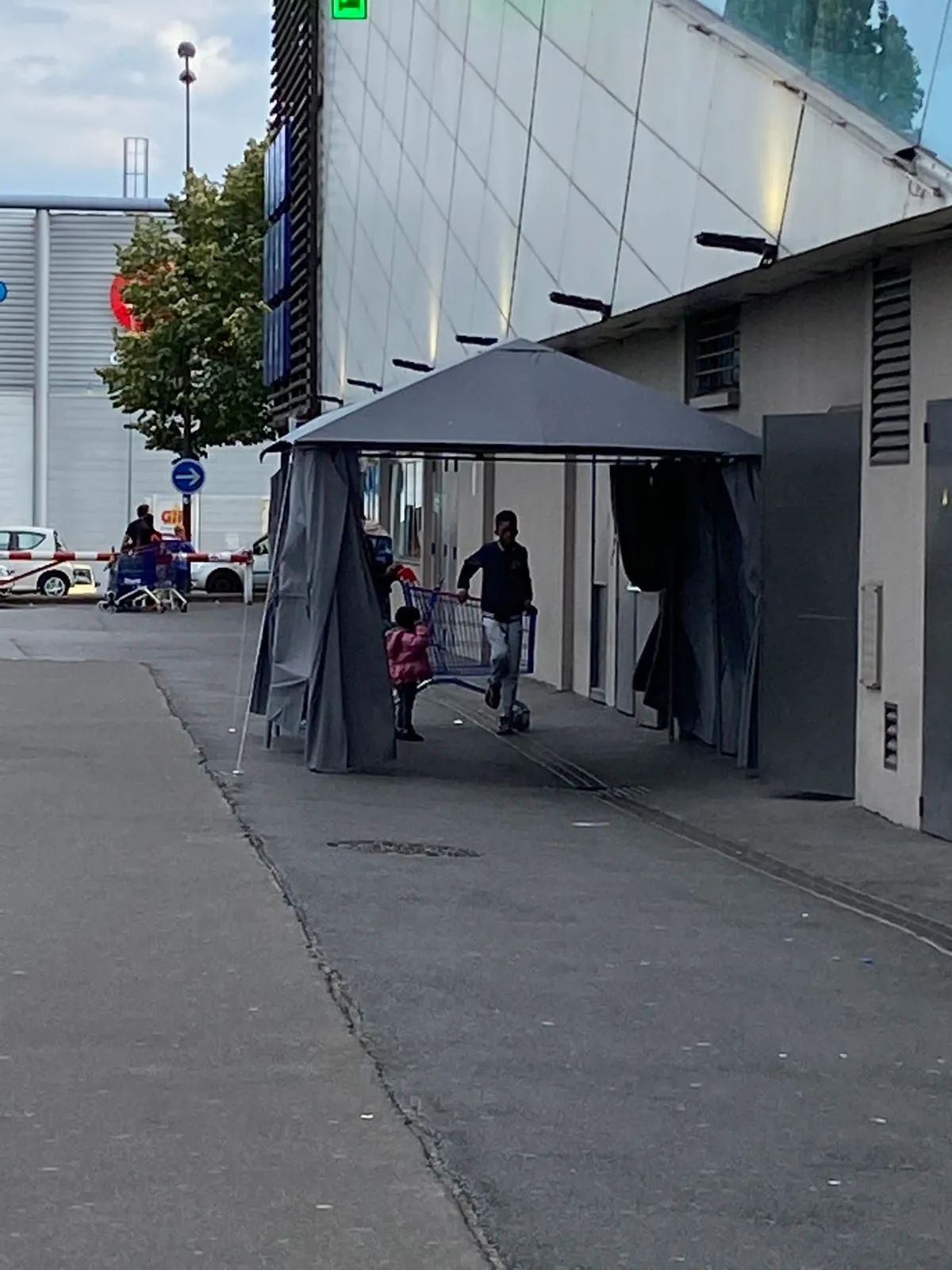 Centre de dépistage installé dans un centre commercial