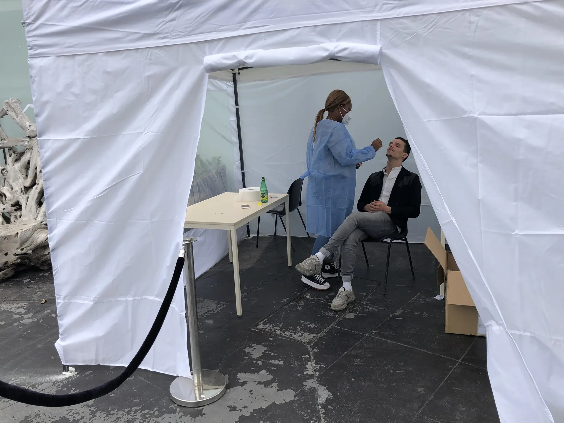 Prélèvement de test antigénique dans un centre de dépistage Rosetta Bloc