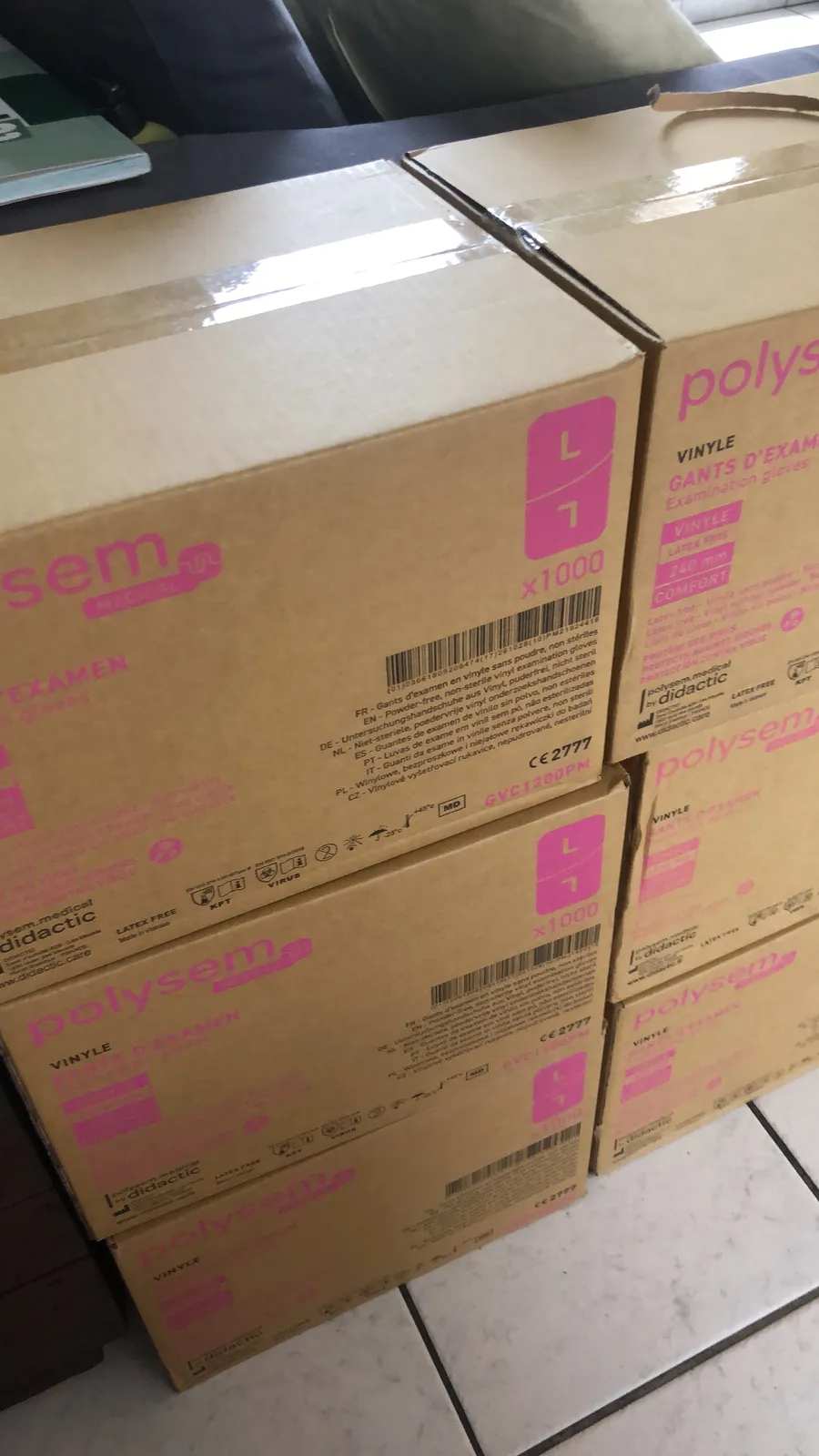 Cartons de gants en vinyle en stock