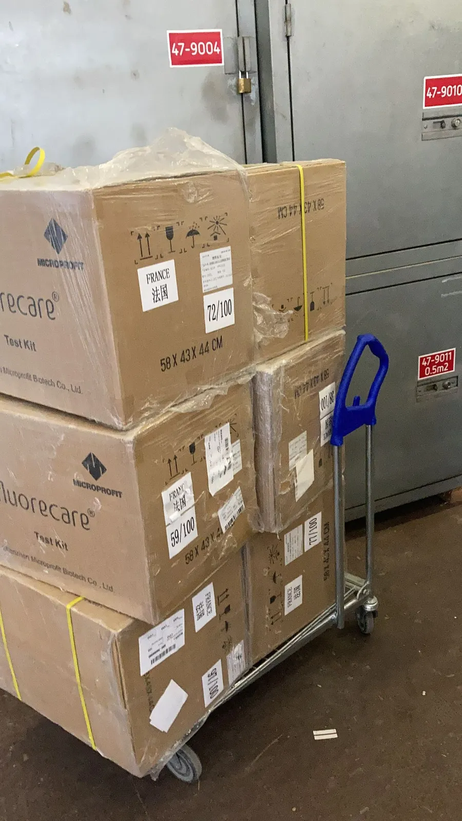 Cartons de kits de test livrés sur chariot