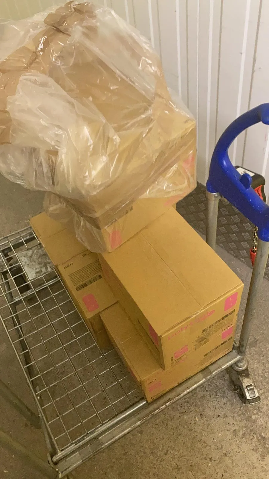 Chariot de cartons prêt pour la distribution