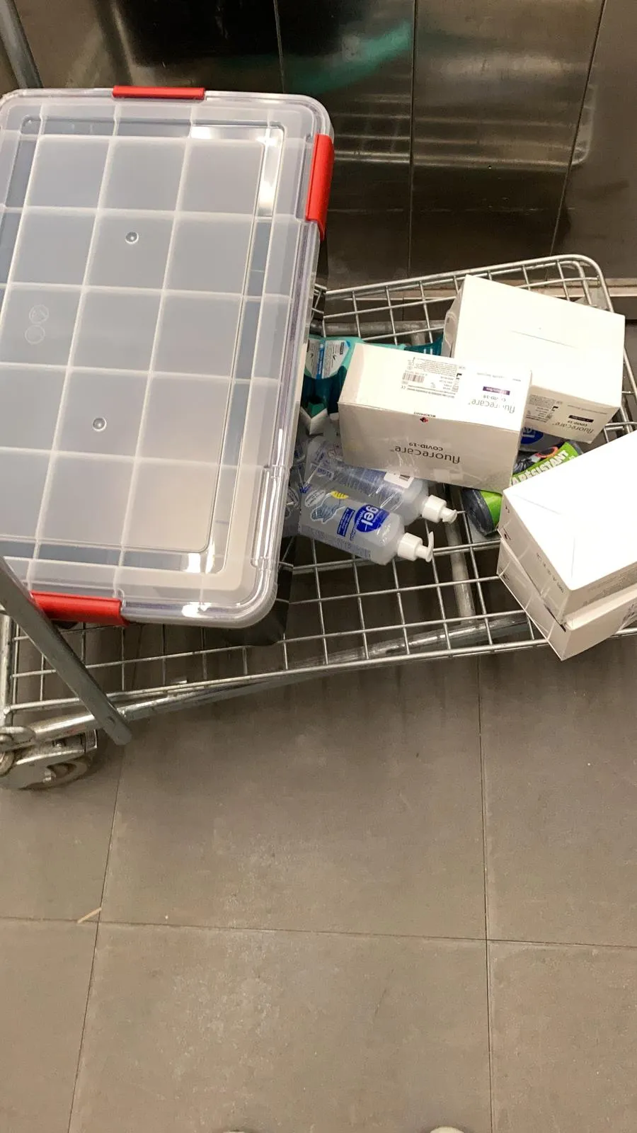 Chariot chargé de kits de test et de gel hydroalcoolique