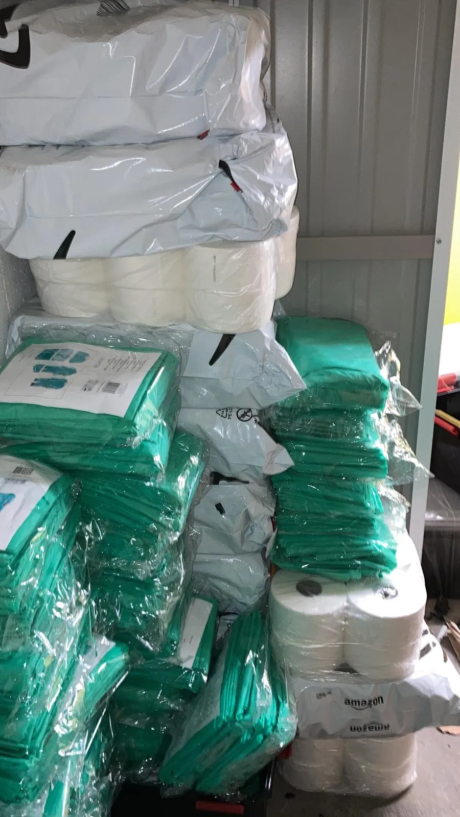 Stock de surblouses et d'équipements de protection