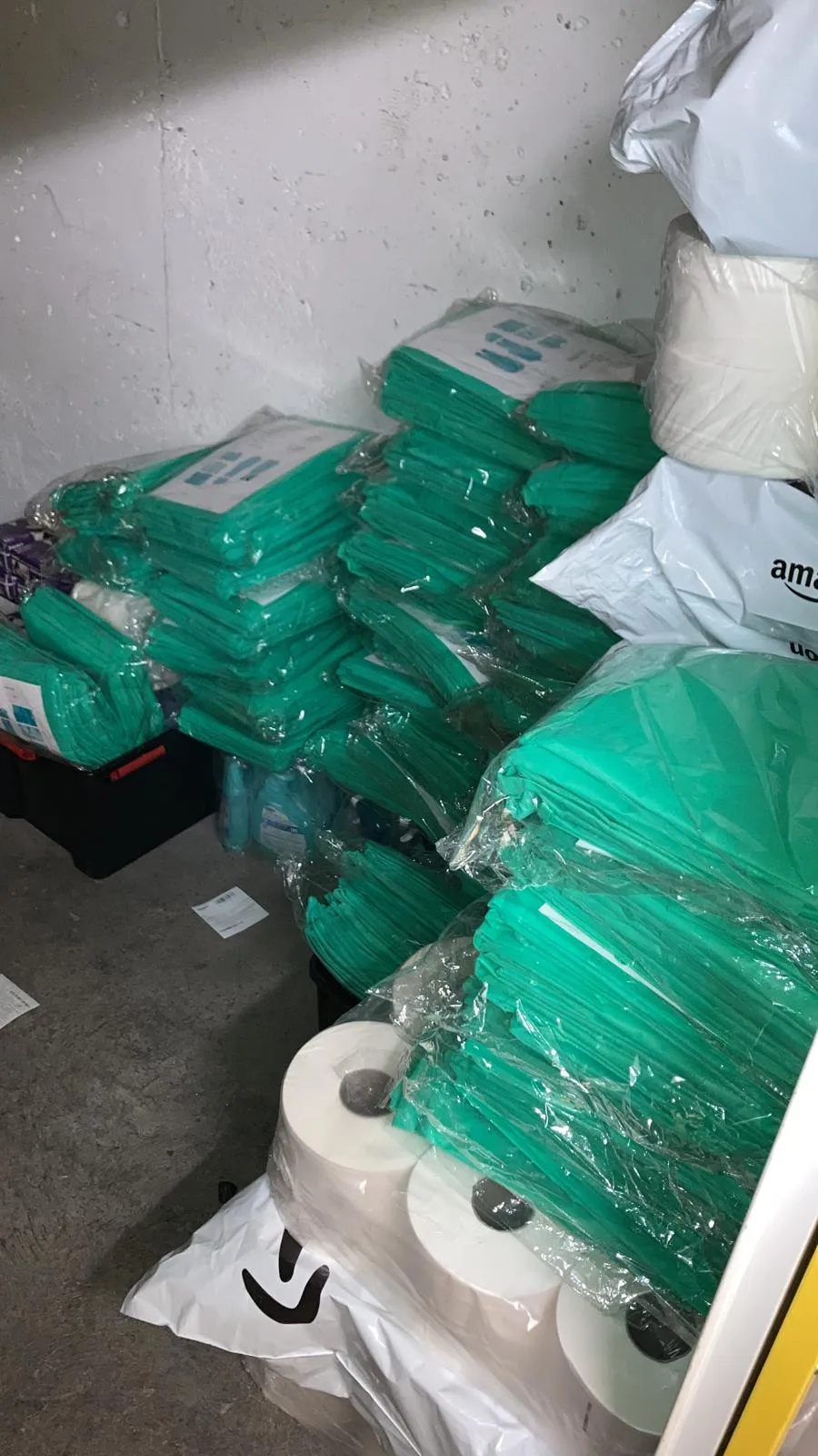 Réserve de surblouses et d'équipements de protection individuelle