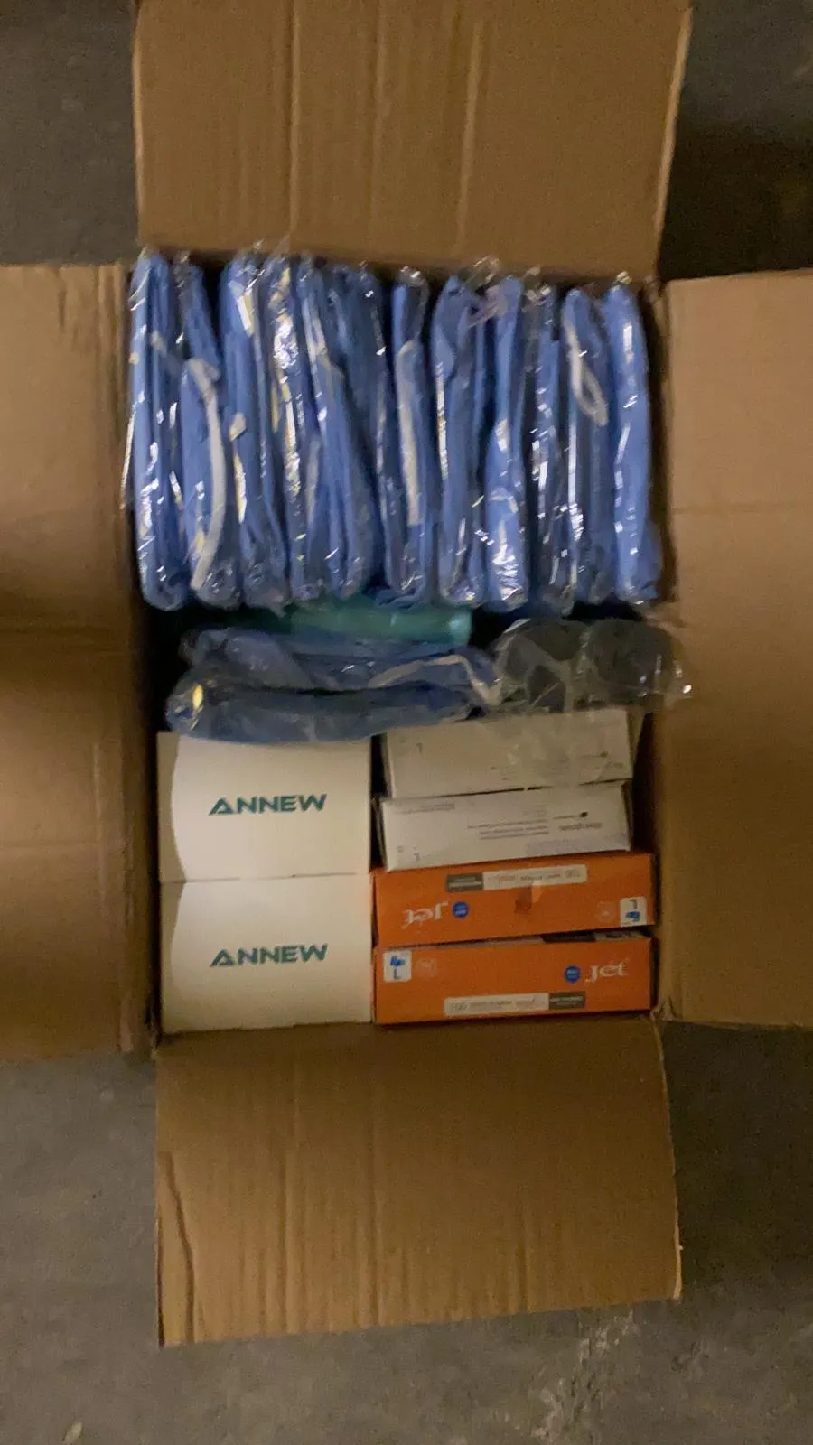 Carton de blouses, masques et gants prêt à partir