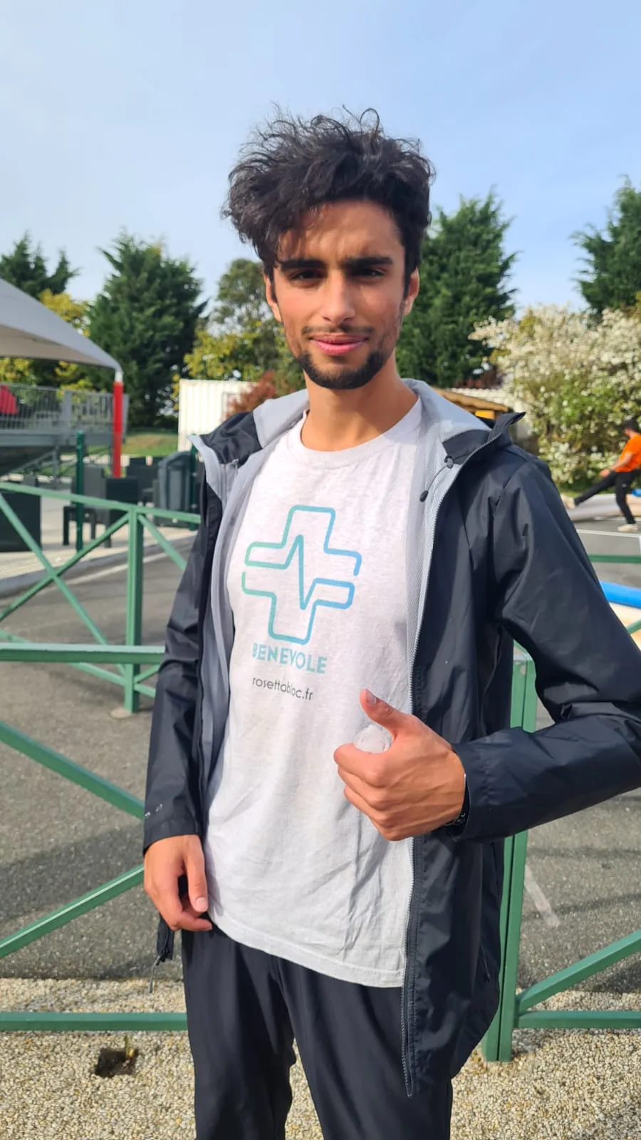 Bénévole portant le t-shirt Rosetta Bloc