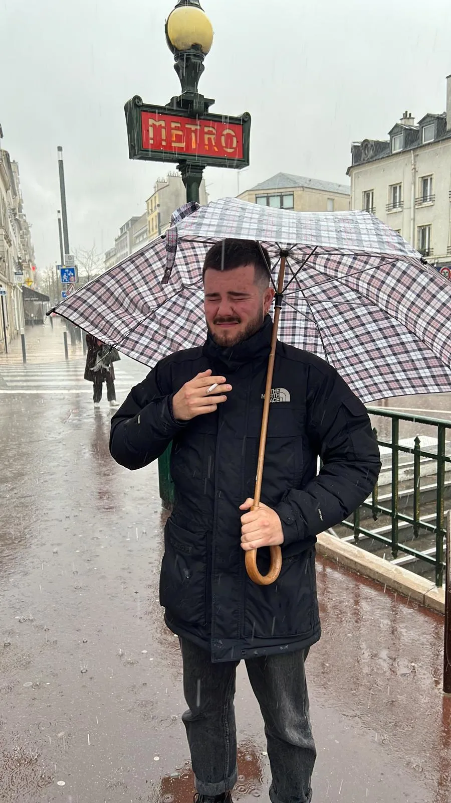 Sur le terrain sous la pluie, à la sortie du métro