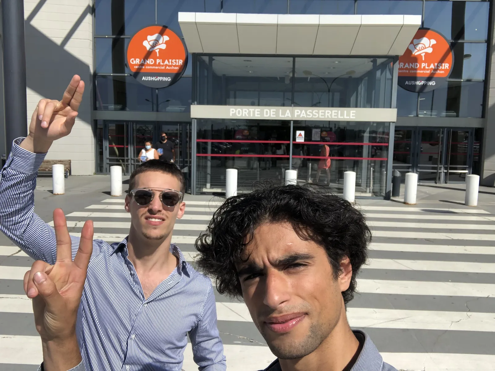 Deux des fondateurs devant le centre commercial Grand Plaisir avant l'ouverture d'un site