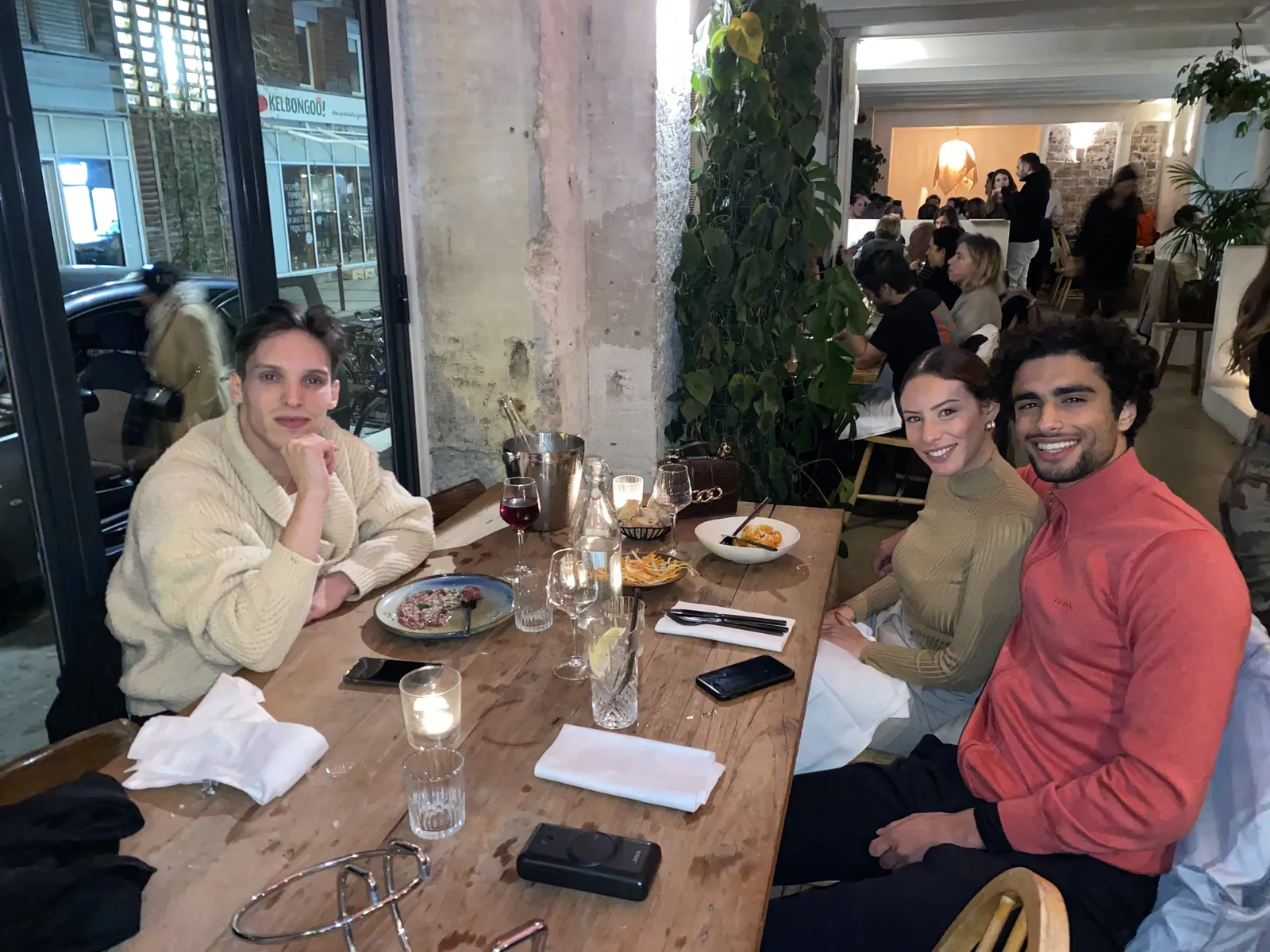 Les fondateurs au restaurant