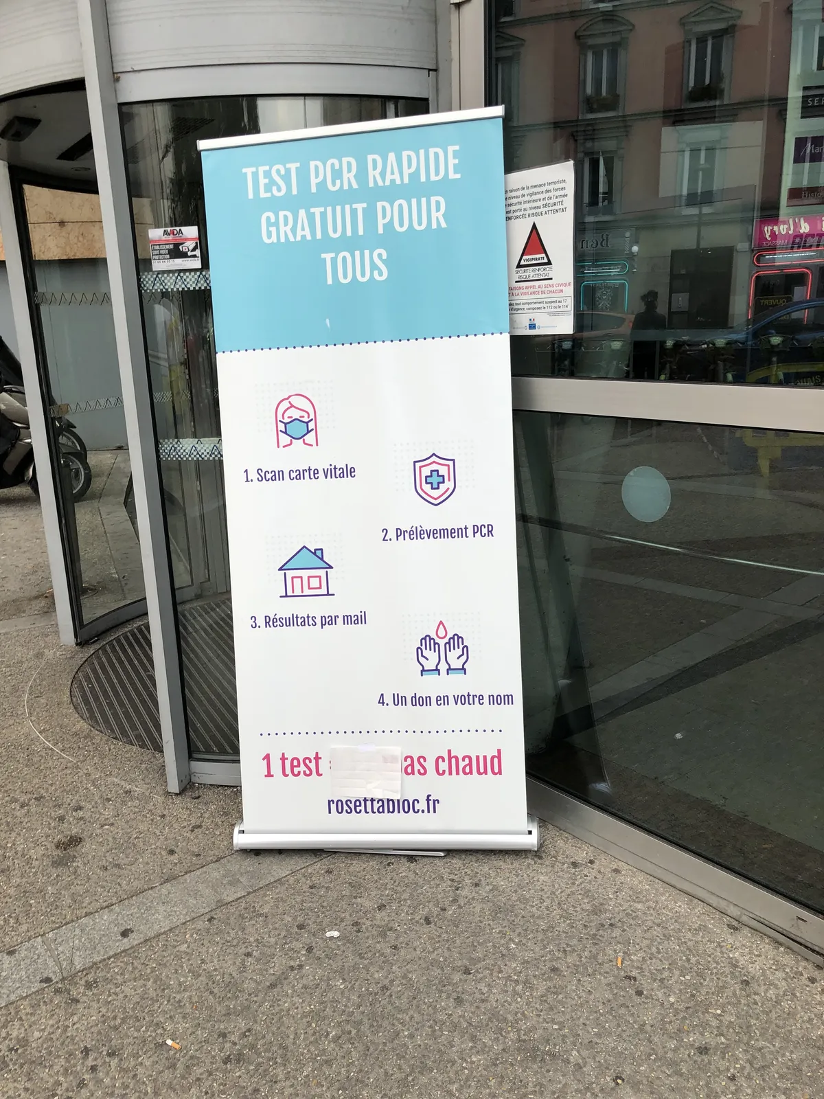 Roll-up de la campagne solidaire en extérieur