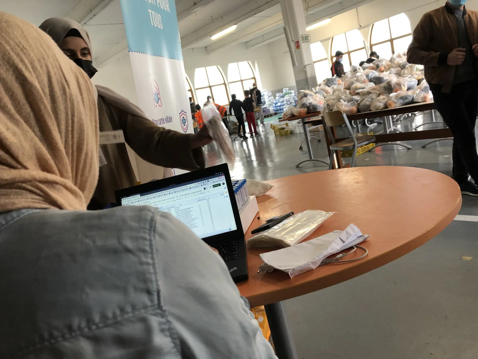 Hall de distribution de repas et colis alimentaires