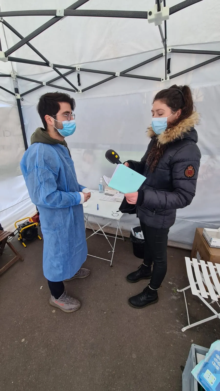 Interview d'un préleveur Rosetta Bloc par une journaliste dans un centre de dépistage