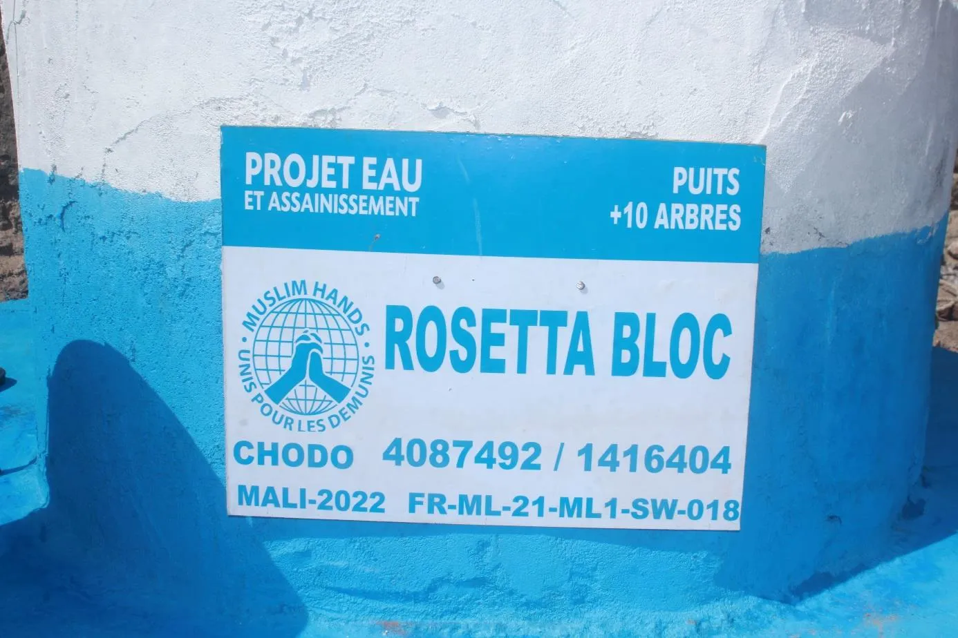 Plaque Rosetta Bloc sur un puits financé